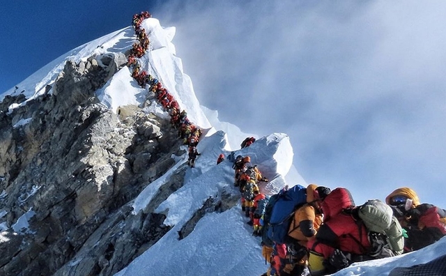Everest affollato